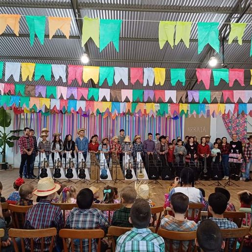CIER de Linha Esperança recebe instrumentos musicais para oficinas de música 