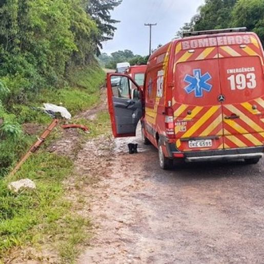 Irmãos de 4 e 14 anos morrem após carro cair em lago de barragem