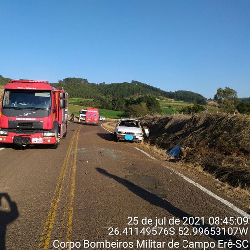 Capotamento deixa dois feridos na SC-305
