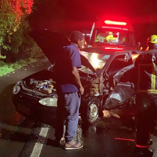 VÍDEO: Colisão frontal entre veículos deixa dois feridos na BR-282 entre SMOeste e Maravilha