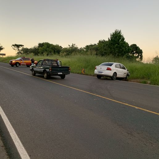 Colisão entre camionete e carro deixa trânsito lento na BR-282