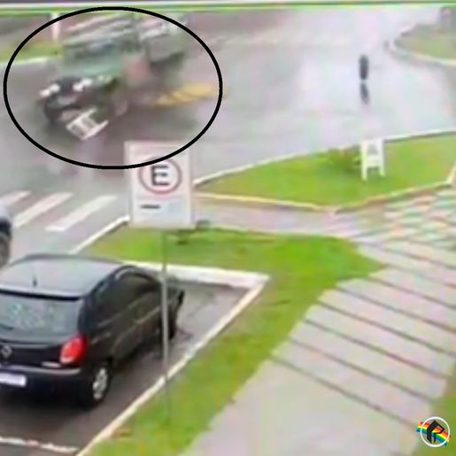 VÍDEO: Caminhonete pula rótula e só para após colidir em poste em SMO