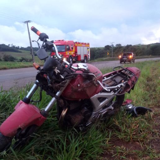 Jovem sofre escoriações em queda de motocicleta na BR 163