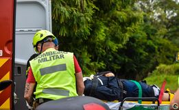 Motociclista sofre ferimentos em colisão com caminhão na BR-282