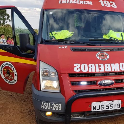 Três pessoas ficam feridas em capotamento 