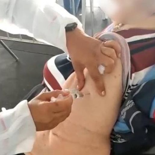 VÍDEO: Servidora finge ter vacinado idosa contra covid e é afastada