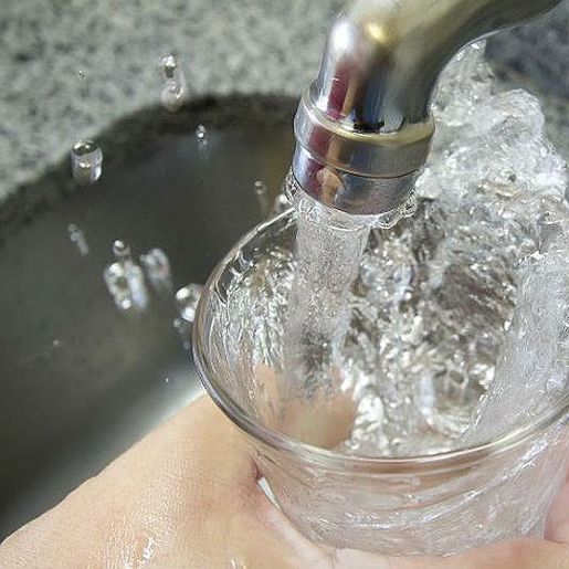 Moradores apontam mau cheiro e gosto de água; MP apura denúncias