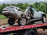 Carro ‘abraça’ árvore em saída de pista na BR-282 entre SMO e Maravilha