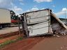 Caminhão carregado de frango sai da pista e tomba na BR-163 em São José do Cedro