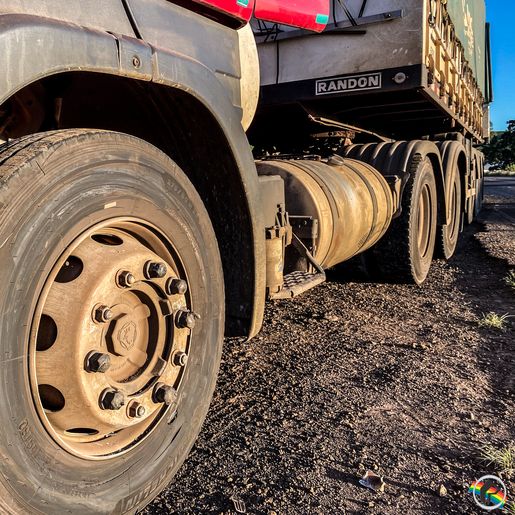 Colisão entre carro e caminhão deixa uma pessoa ferida na BR-163