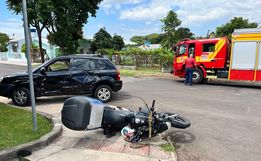 Motociclista sofre ferimento na cabeça após colisão contra veículo em SMO