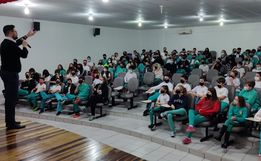 Palestra aborda questões relacionadas à saúde mental dos alunos do colégio Cemeg