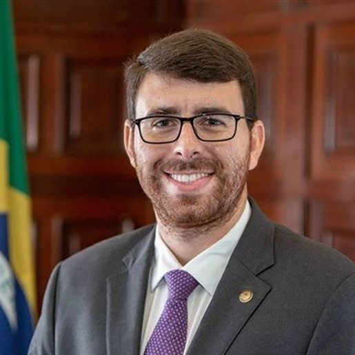 Irmã, noiva e primos de prefeito de Magé viram secretários