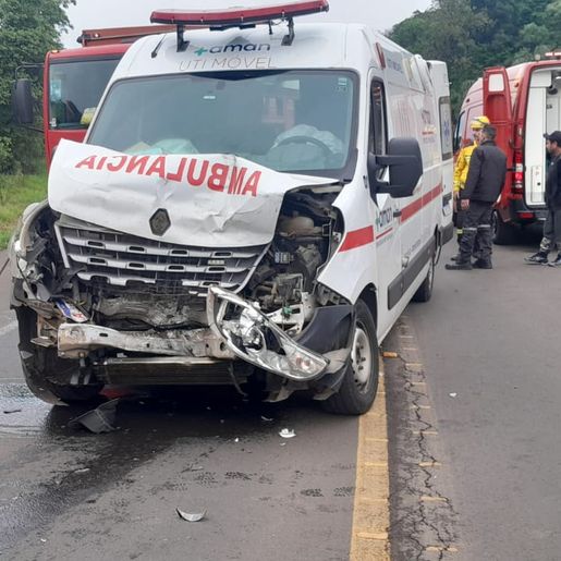 Ambulância de empresa de Descanso se envolve em acidente na BR 282