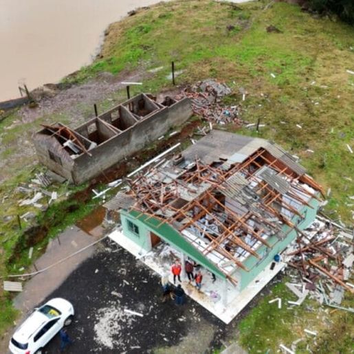  Chuva com vento forte causa estragos e SC segue em alerta para temporais