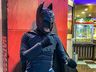 Jovem fantasiado de Batman assiste filme no Cine Peperi; fotos