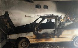Veículo pega fogo em garagem de residência em Iporã do Oeste