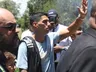 Torcida do Grêmio faz festa para receber Luís Soárez no aeroporto