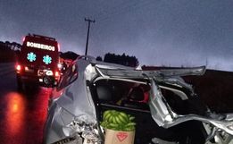 Carro e caminhão colidem na SC-160 