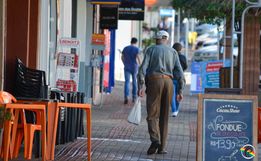 Expectativa de vida do brasileiro sobe de 76,8 para 77 anos