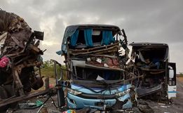 Acidente entre ônibus deixa cinco mortos e 21 feridos na Bahia