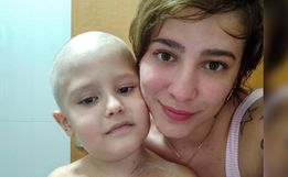 Vídeo de menino com leucemia rindo ao lado da mãe viraliza nas redes sociais