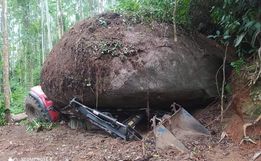 Pedra gigante cai sobre trator e condutor sobrevive em Santa Catarina