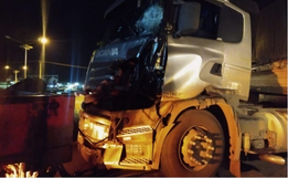 Pai e filho colidem carretas com placas de Itapiranga em Passo Fundo