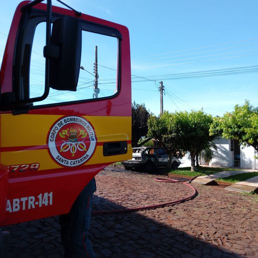 VÍDEO; Carro é completamente consumido por incêndio em Cedro
