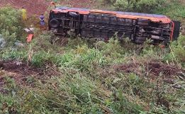 Ônibus de excursão tomba e 35 pessoas ficam feridas