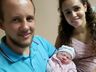 Bebê nasce a caminho do hospital em parto feito pelo pai