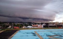 'Shelf cloud' chama atenção em cidades de SC; entenda como se forma esse tipo de nuvem
