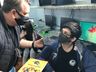 Estudantes adolescentes demonstram carinho e admiração pelo rádio