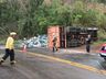 Duas pessoas ficam feridas em tombamento de caminhão em Guaraciaba