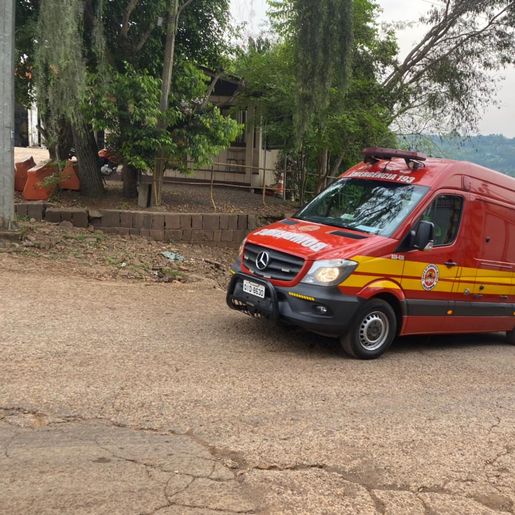 Homem sofre ferimentos ao ser prensado entre dois caminhões na balsa