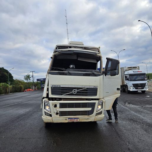 Carreta sem para-brisa e com motorista de capacete é flagrada na BR-163 em Guaraciaba 