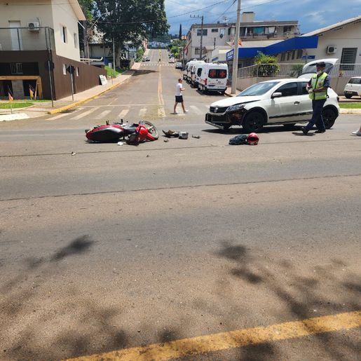 Mulher fica ferida em colisão entre carro e moto no centro de Itapiranga