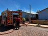 VÍDEO: Incêndio consome depósito ao lado de residência em SMOeste