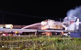 Colisão entre carretas deixa motorista ferido e causa incêndio na BR-163