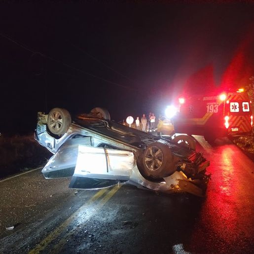 Passageira e motorista sofrem ferimentos em capotamento de veículo em Xanxerê
