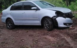 Dois homens ficam feridos após carro bater em poste em SJCedro