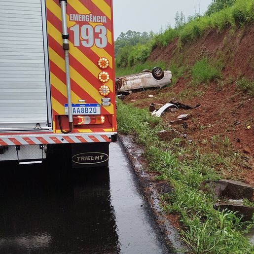 Veículo com três ocupantes sai da pista e capota na BR 282, em Cunha Porã 