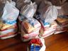 Grupo de voluntários inicia preparação de cestas para distribuir na Páscoa