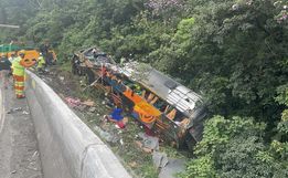 Acidente com ônibus deixa 12 mortos e nove feridos na BR-376, em Guaratuba, diz PM