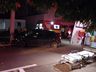 Carro colide em poste e deixa feridos no centro de Itapiranga