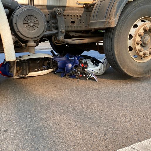 Motociclista fica gravemente ferido em colisão na Willy Barth, em SMOeste 