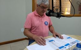 Candidato a prefeito de São José do Cedro responde pergunta de entidades em entrevista
