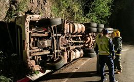 Tombamento de carreta deixa motorista ferido na SC-305