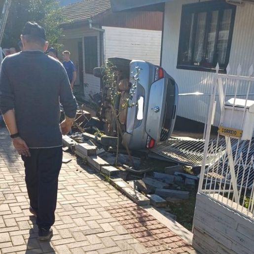 Mulher perde controle de veículo e invade pátio de residência em Mondaí