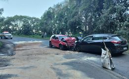 Motorista ultrapassa em local proibido, causa acidente e mata passageira em SC